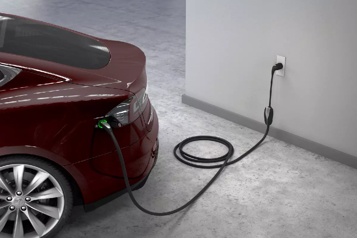 Onko sähköauto turvallinen? Neljä avainasiaa turvalliseen käyttöön