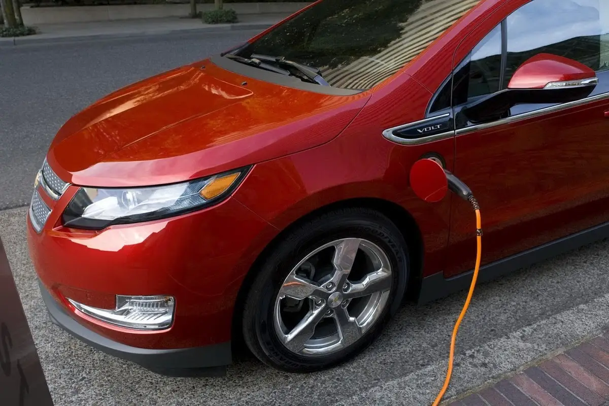 Onko sähköauto turvallinen? Neljä avainasiaa turvalliseen käyttöön
