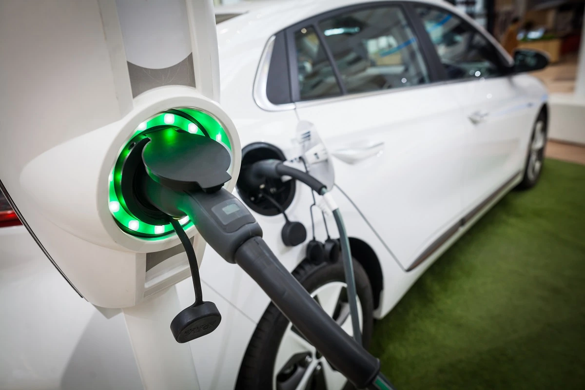 Sähköautot vs polttomoottoriautot – kumpi vie voiton?